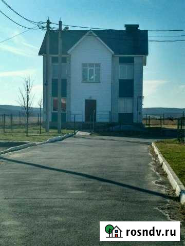 Коттедж 150 м² на участке 8 сот. в аренду посуточно в Чебаркуле Чебаркуль - изображение 1