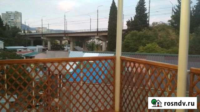 2-комнатная квартира, 45 м², 3/3 эт. в аренду на длительный срок в Алуште Алушта - изображение 1