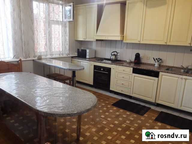 Дом 250 м² на участке 5 сот. в аренду посуточно во Владикавказе Владикавказ - изображение 1