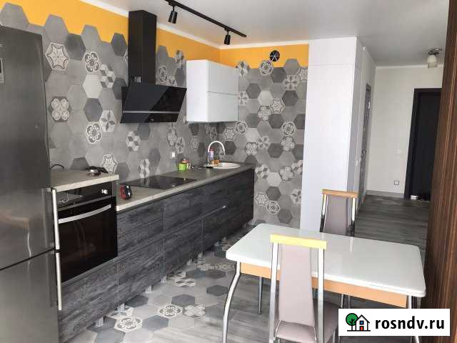 1-комнатная квартира, 50 м², 24/25 эт. в аренду посуточно в Энгельсе Энгельс - изображение 1