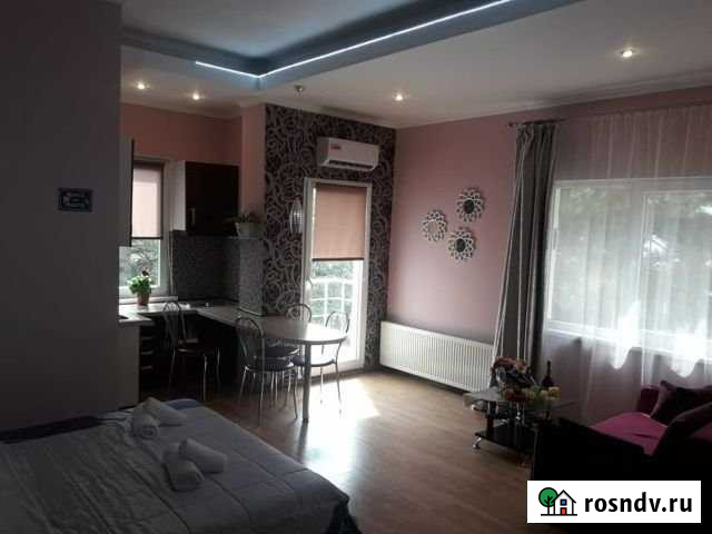 Дом 1000 м² на участке 8 сот. в аренду посуточно в Ялте Ялта - изображение 1