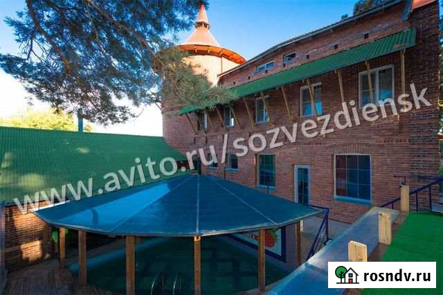 Коттедж 805 м² на участке 10 сот. в аренду посуточно в Новосибирске Новосибирск - изображение 1