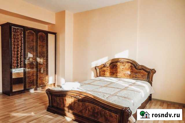 3-комнатная квартира, 90 м², 3/5 эт. в аренду посуточно в Красноярске Красноярск - изображение 1