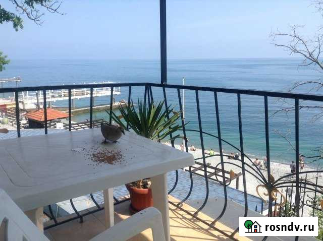 Коттедж 65 м² на участке 1 сот. в аренду посуточно в Ялте Ялта - изображение 1