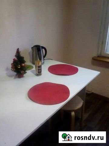 Комната 19 м² в 3-ком. кв., 1/10 эт. в аренду посуточно в Челябинске Челябинск - изображение 1