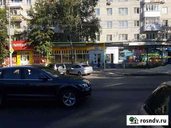 Толпа народа,остановки-магазин,аптека,банк52-137кв.м. Саратов