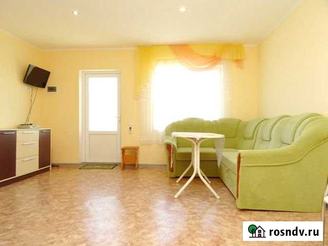 Комната 15 м² в 6-ком. кв., 2/4 эт. в аренду посуточно в Морском Морское - изображение 1