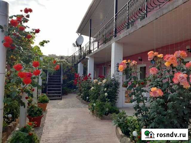 Комната 20 м² в 8-ком. кв., 2/2 эт. в аренду посуточно в Морском Морское - изображение 1