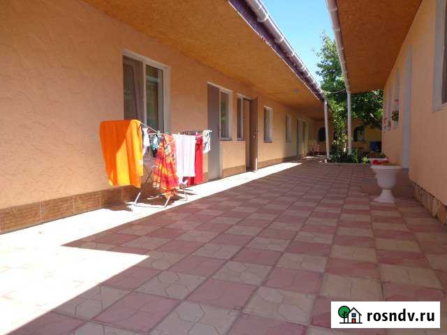 Комната 25 м² в 8-ком. кв., 1/1 эт. в аренду посуточно в Евпатории Евпатория - изображение 1