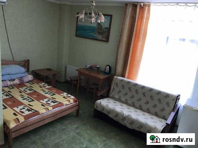 Комната 24 м² в 7-ком. кв., 3/3 эт. в аренду посуточно в Алуште Алушта - изображение 1