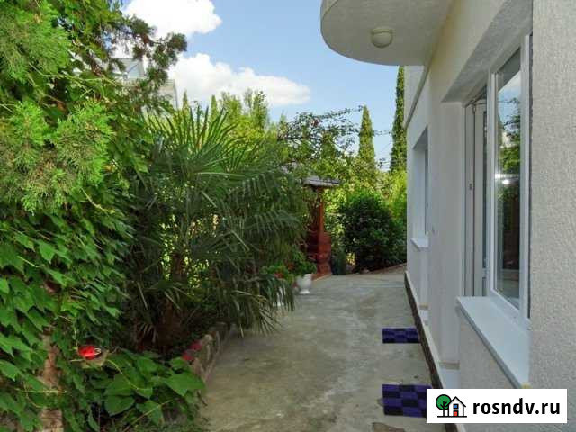 Комната 20 м² в 3-ком. кв., 1/1 эт. в аренду посуточно в Алуште Алушта - изображение 1