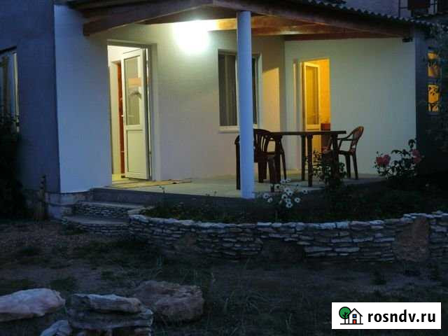 Комната 25 м² в 2-ком. кв., 1/1 эт. в аренду посуточно в Черноморском Республики Крым Черноморское - изображение 1