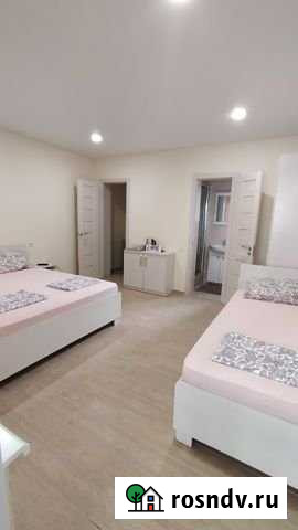 Комната 20 м² в 4-ком. кв., 2/2 эт. в аренду посуточно в Алуште Алушта - изображение 1