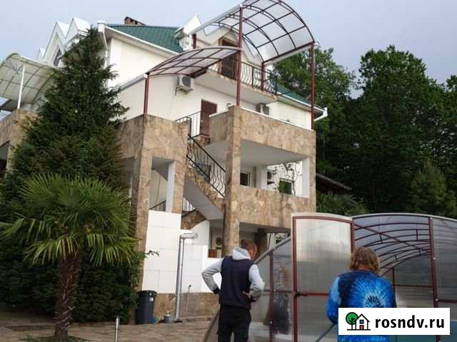 Комната 20 м² в 8-ком. кв., 1/4 эт. в аренду посуточно в Агое Агой - изображение 1