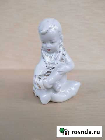 Фарфоровая статуэтка Мальчик с сандалем Песочное Серпухов - изображение 1