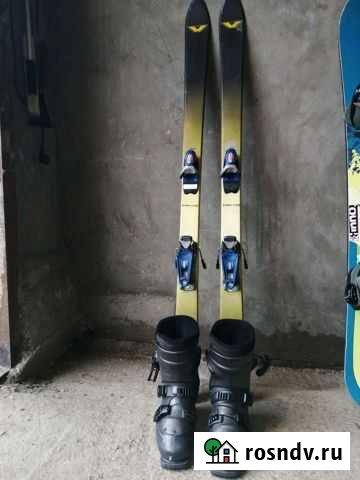 Комплект горные лыжи с креплениями и ботинки Иркутск - изображение 1