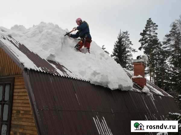 Уборка снега с крыши. Работает опытный альпинист Барнаул - изображение 1