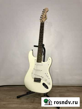 Электрогитара Squier stratocaster Волжский - изображение 1