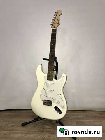 Электрогитара Squier stratocaster Волжский - изображение 1