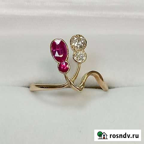 Золотое кольцо 56 с бриллиантами и корундом Волгоград - изображение 1