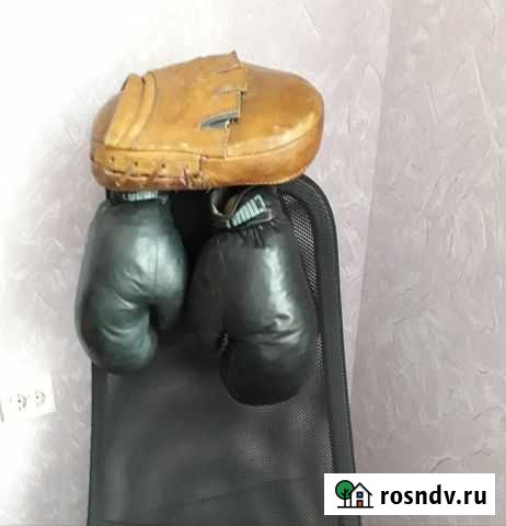 Боксерские перчатки 2 пары, шиповки для футбола ра Астрахань - изображение 1