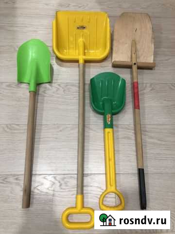 Лопатки детские 4 шт., пластик и дерево, бу Тольятти - изображение 1