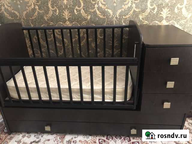 Детская кроватка с маятником и полочками Черкесск - изображение 1