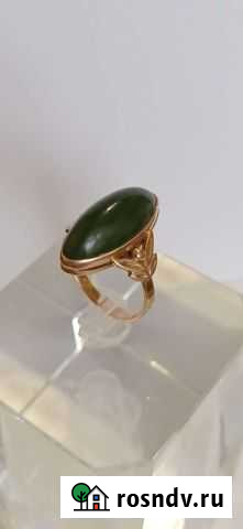 Золотое кольцо с нефритом, р-р 19 Миасс - изображение 1