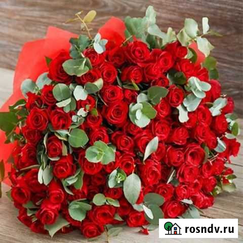 Букет красных роз с эвкалиптом Доставка Сочи - изображение 1
