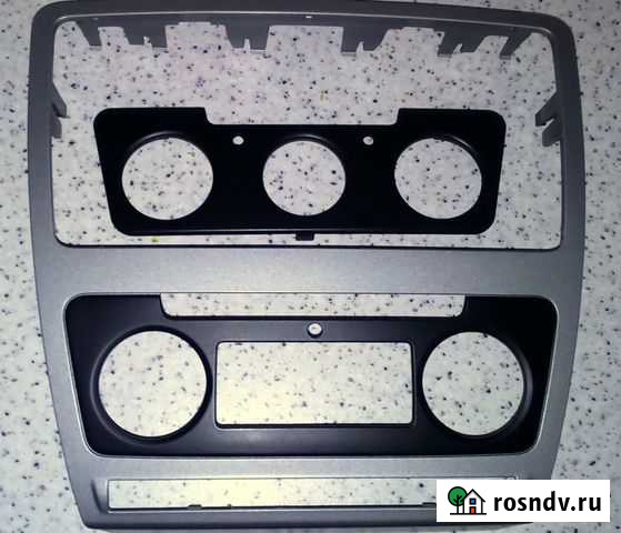 Заводская рамка автомагнитолы swing (skoda) Клин - изображение 1