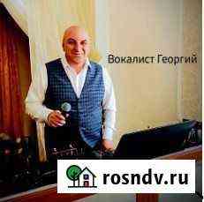 Музыкант-вокалист и ведущая Шахты