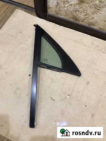 Стекло передней правой двери Volkswagen Touareg Черноголовка - изображение 1