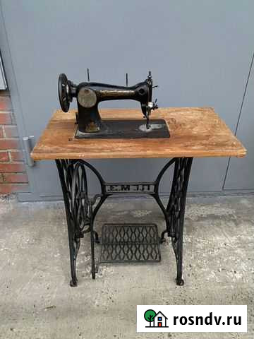 Швейная машинка старинная на литой подставке Таганрог - изображение 1