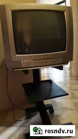 Продам телевизор с подставкой Карпинск - изображение 1