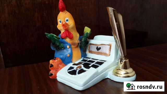Подставка для ручки и бумаг с фигуркой петушка Белгород - изображение 1