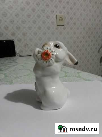 Фарфоровая статуэтка Заяц с цветком Ждановский - изображение 1