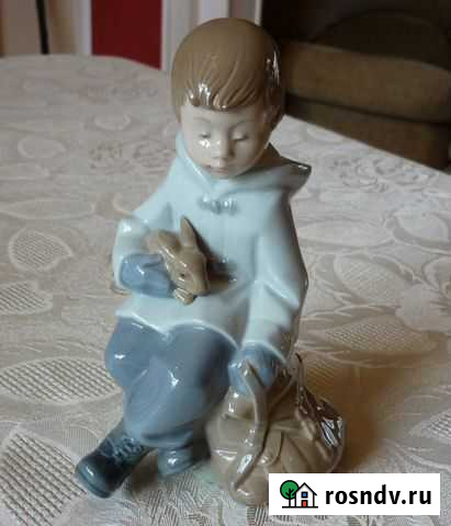 Фигурка Мальчик с кроликом.Фарфор.Lladro.Испания Сургут - изображение 1