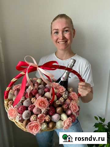 Большая корзина с клубникой и цветами Калуга - изображение 1