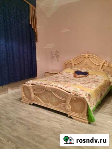 Комната 80 м² в 5-ком. кв., 1/2 эт. в аренду посуточно в Апшеронске Апшеронск - изображение 1