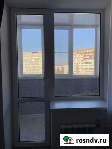 Пластиковая балконная дверь с окном б/у Волгоград - изображение 1