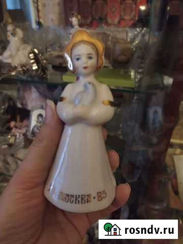 Статуэтка фарфоровая девушка с голубем Москва 85 р Александров - изображение 1