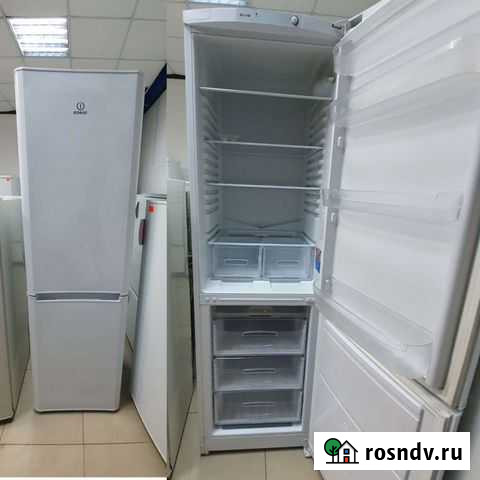 Б у холодильнмк indesit высотой 2метра Красноярск - изображение 1