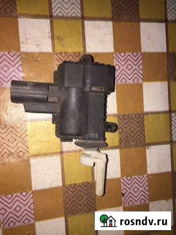 Мотор крышки бензобака Форд Фокус 2 Тоцкое - изображение 1