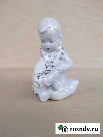 Фарфоровая статуэтка Мальчик с сандалем Песочное Серпухов - изображение 1