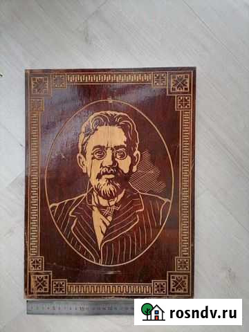 Вырезанный портрет Чехова на деревянной доске Иркутск - изображение 1