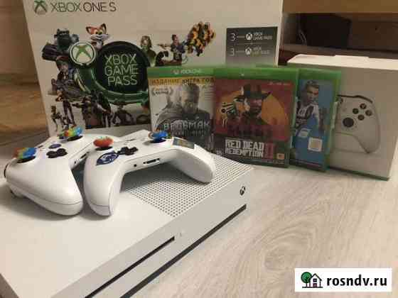 Xbox One s 1tb + 2 джойстика и игры Батайск