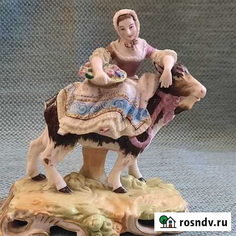 Фарфоровая статуэтка Девушка с козой Новороссийск - изображение 1