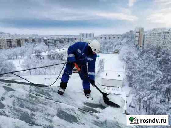 Очистка кровли от снега и сосулек альпинистами Екатеринбург