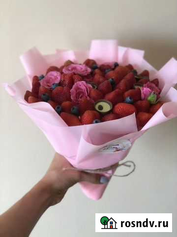 Витаминный Клубничный Букет с Розами с Доставкой Ижевск - изображение 1