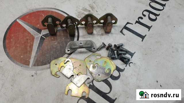 Петля замка двери Mercedes-Benz Vito W638 1996 Находка - изображение 1